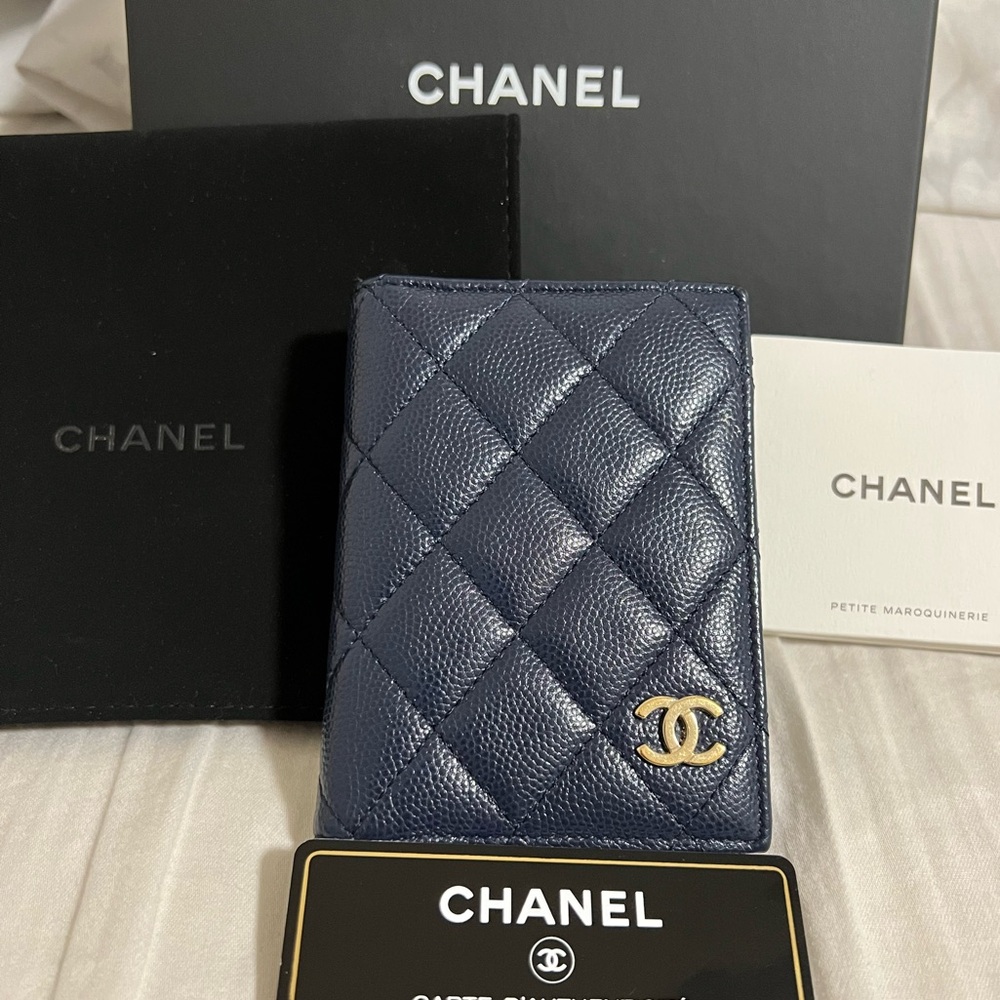 SUPER RAE: Chanel bifold card holder caviar leather